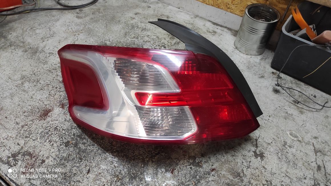 Peugeot 301 lampa lewa tył kompletna