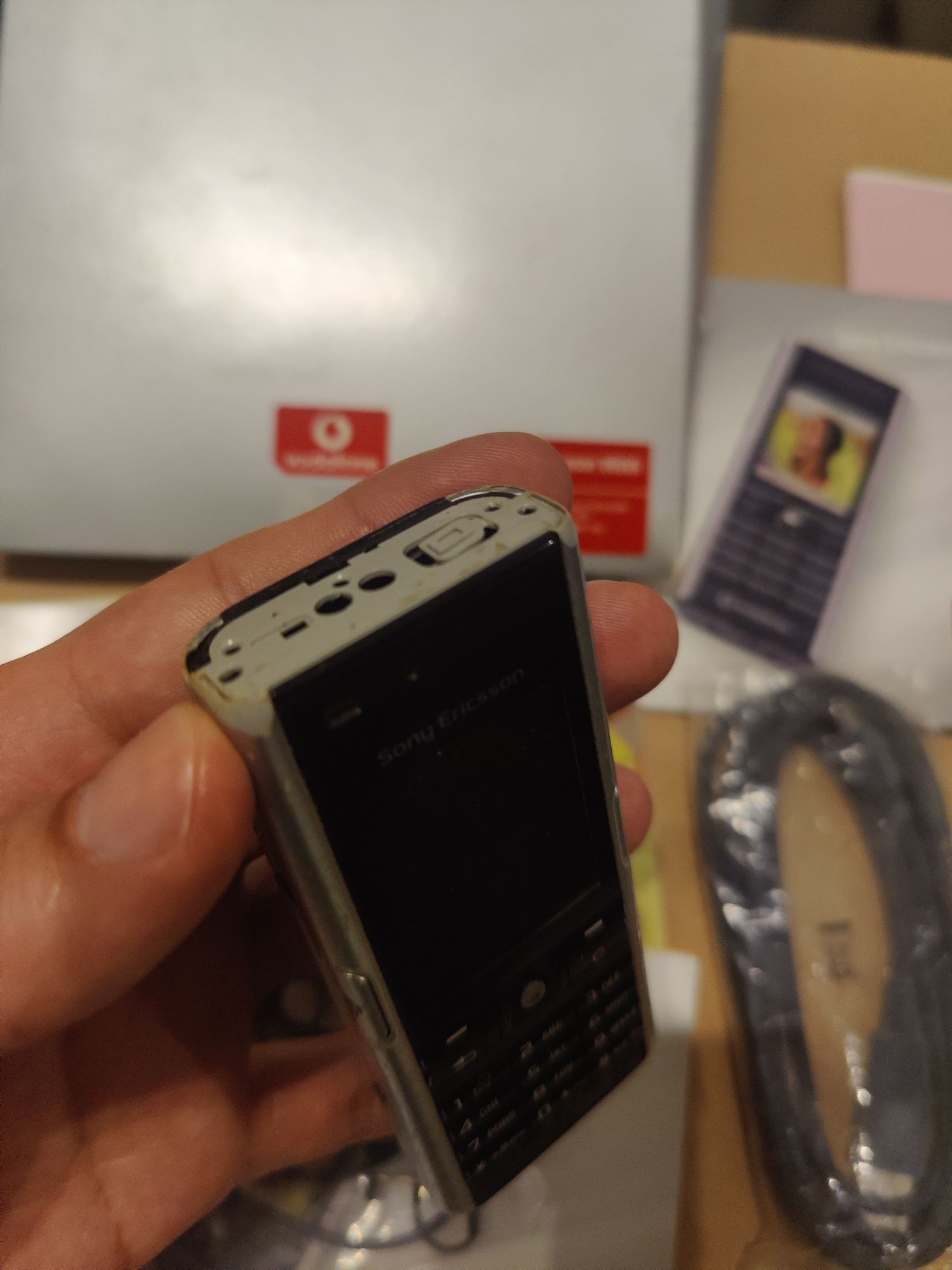 Telemóvel Sony Ericsson v600i com acessórios originais