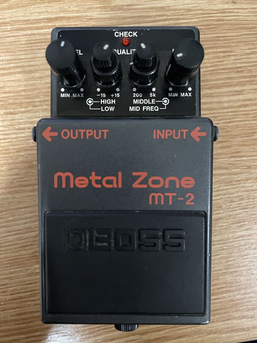 Педаль Boss mt 2