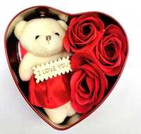 УЦІНКА. Мильні троянди з іграшкою в подарунковій коробці сердечко