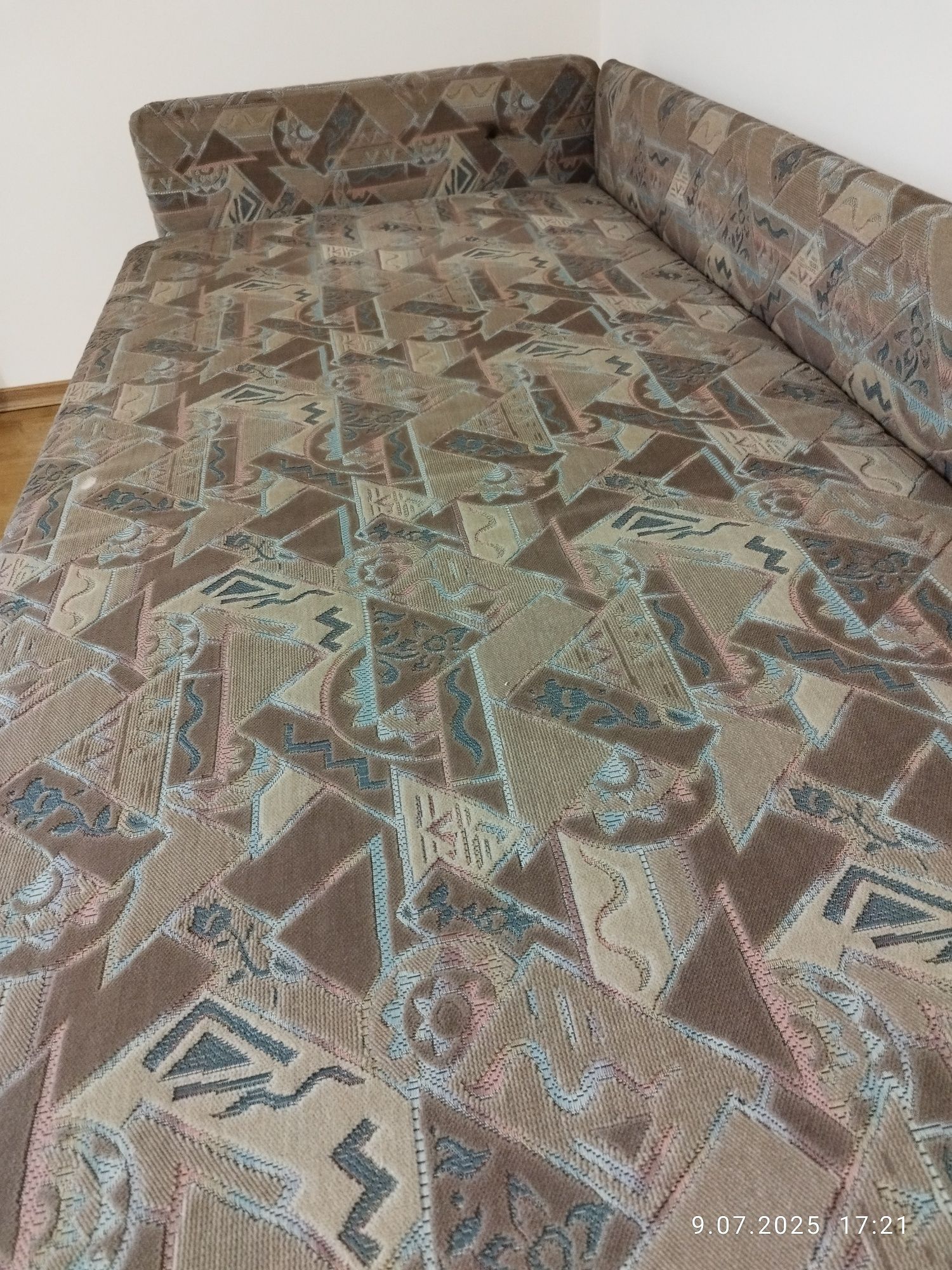 Tapczan jednoosobowy ze schowkiem