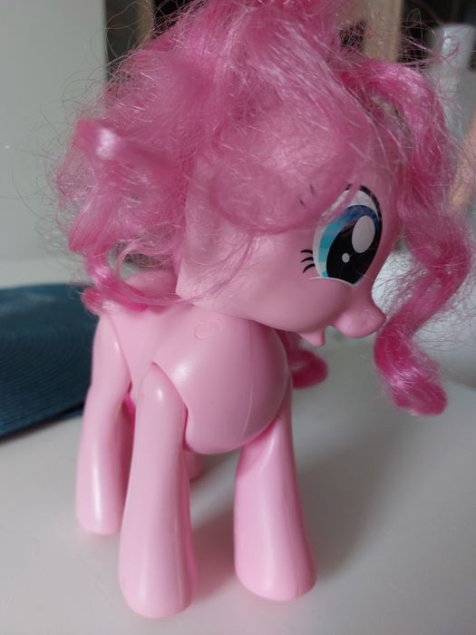 My Little Pony Pinki Pie śpiewa i jeździ wysokosc 20 cm