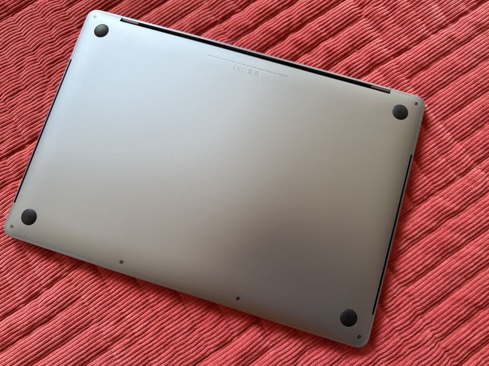 MacBook Pro 15” (2017) – i7 / 16GB RAM / 256GB SSD