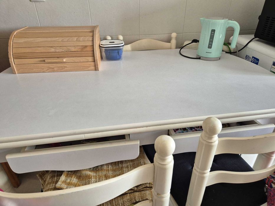 Mesa de cozinha (+4 cadeiras e 2 bancos) de madeira branca, extensível