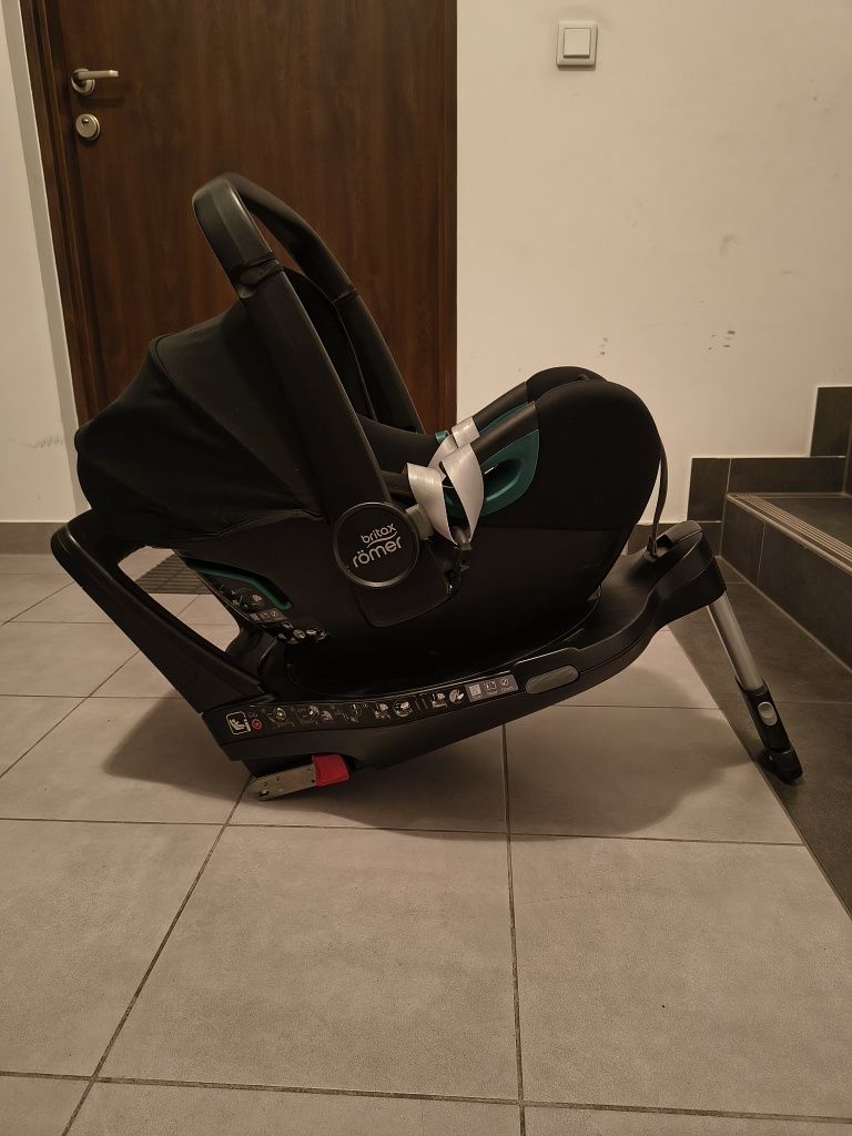 Fotelik Britax Römer Baby Safe 3 i-size z bazą ISOFIX