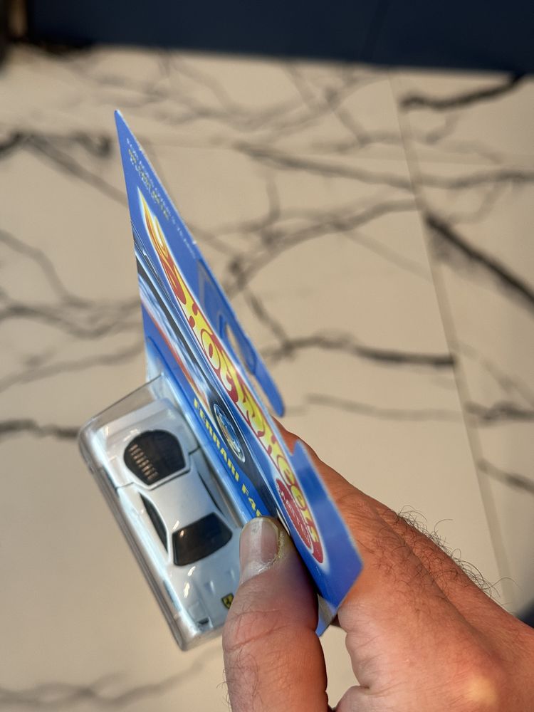 Hot Wheels FERRARI F40 potęga! Biała, otwierana klapa, 34 lata model