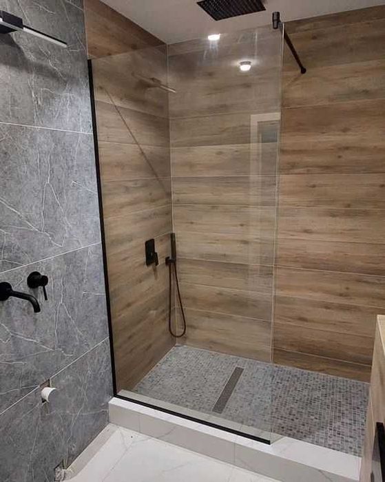 Двері, шторка, душова перегородка або кабіна з гартованого скла.