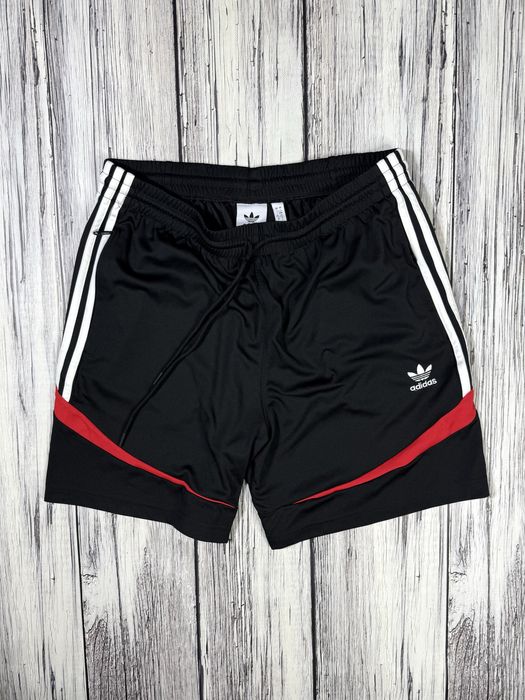 Adidas шорты оригинал L размер адидас из новых коллекций