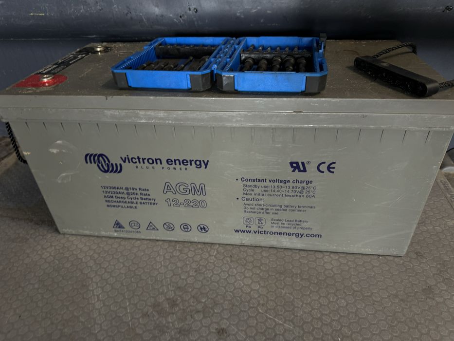 Інвертор viktron energy 12/1600v + акомулятор