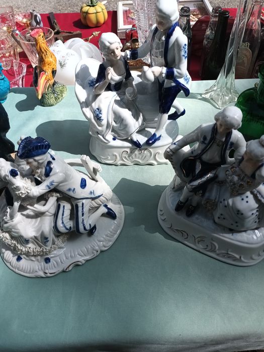 Estatuetas em porcelana branca/azul
