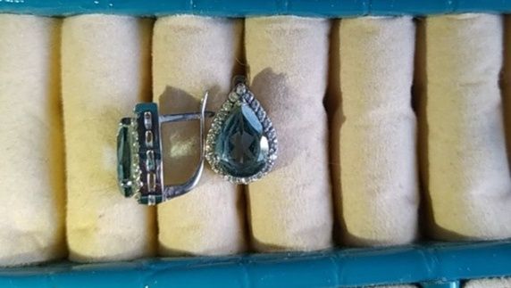 Коипмплект ювелирных украшений  серьги и кольцо из белого золота !