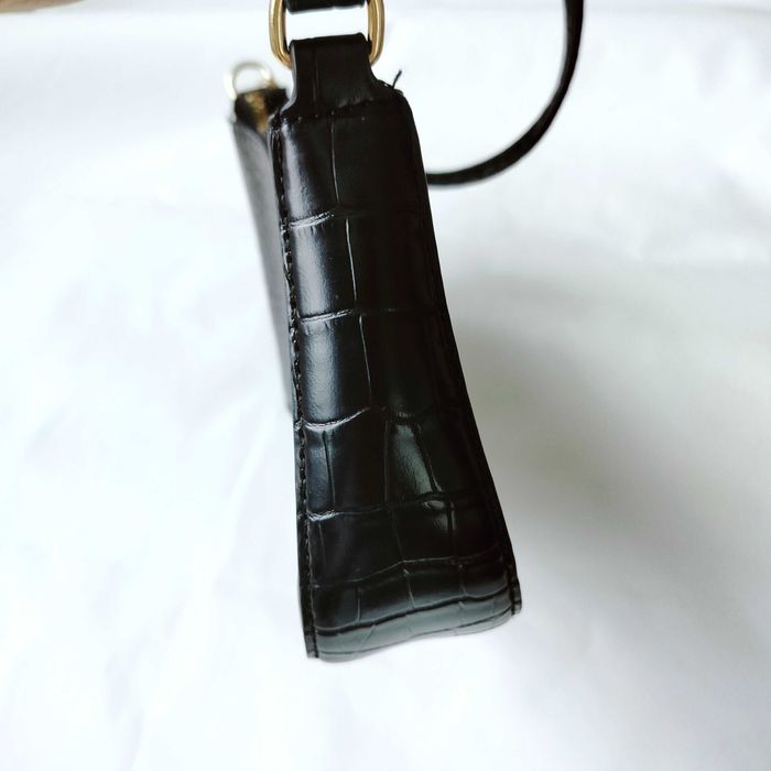 Mała zgrabna czarna torebka dlna ramię