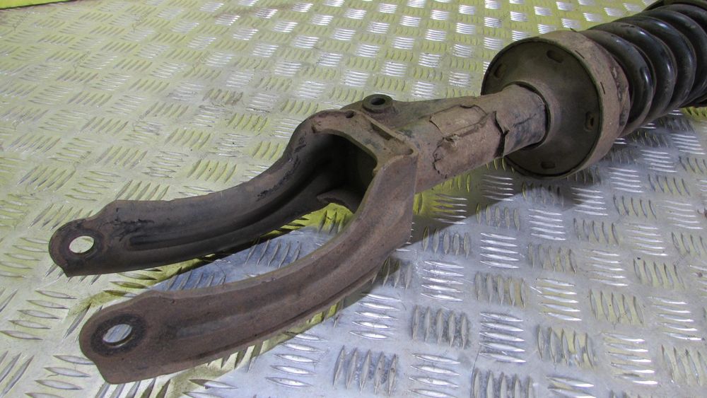 Пневмостойка VW Touareg NF FL стійка пневма стойка туарег передня ліва