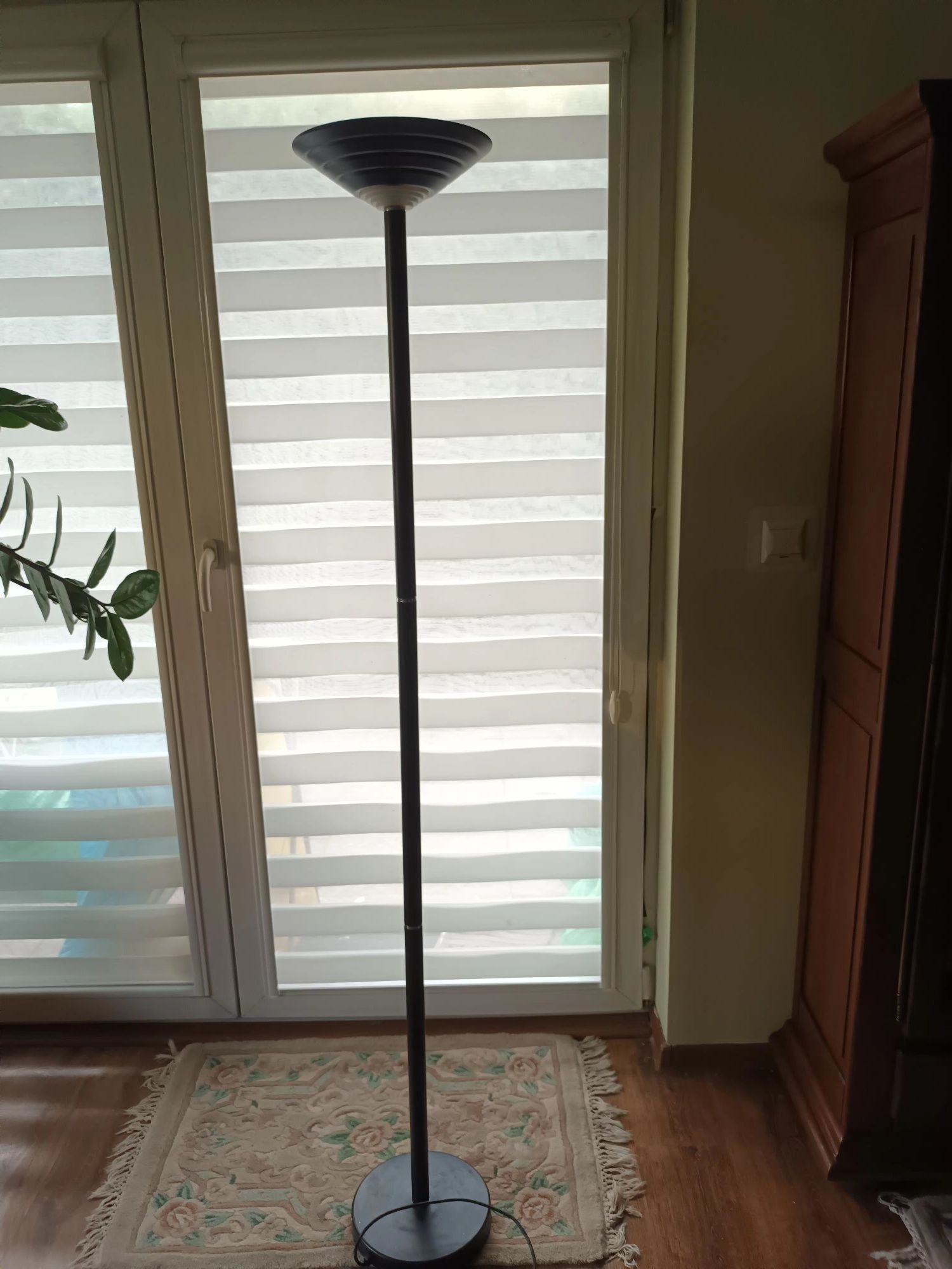 Lampa pokojową wonostojaca że ściemniaczem