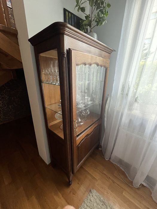 Szafa antyk w stylu ludwikańskim , ze szklanymi półkami.