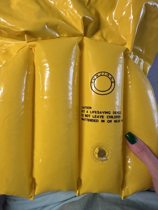 Надувний жилет для плавання