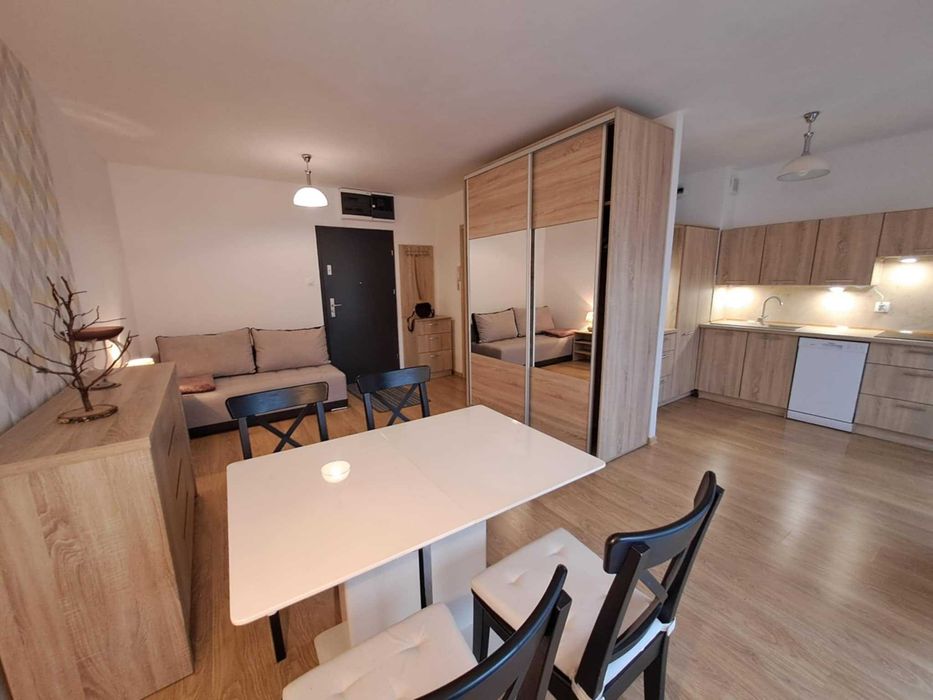 Słoneczna kawalerka w centrum miasta z dużym balkonem