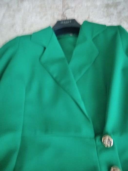 Vestido verde com botões, meia manga.