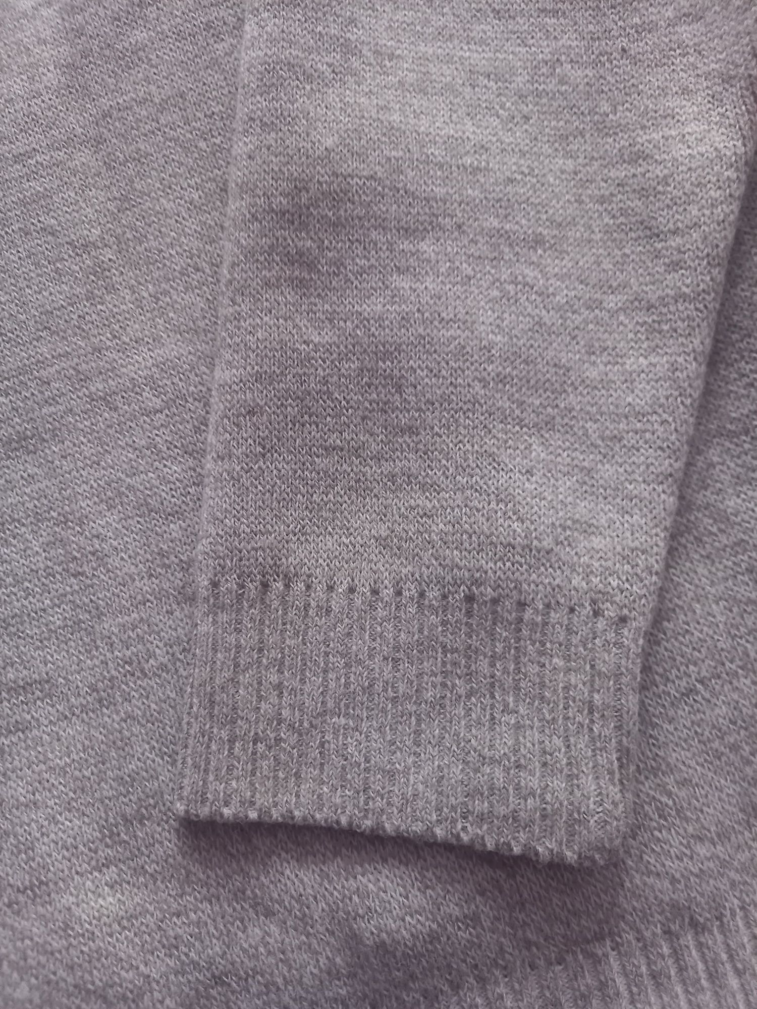 Ciekawy sweter z kwiatowym wzorem