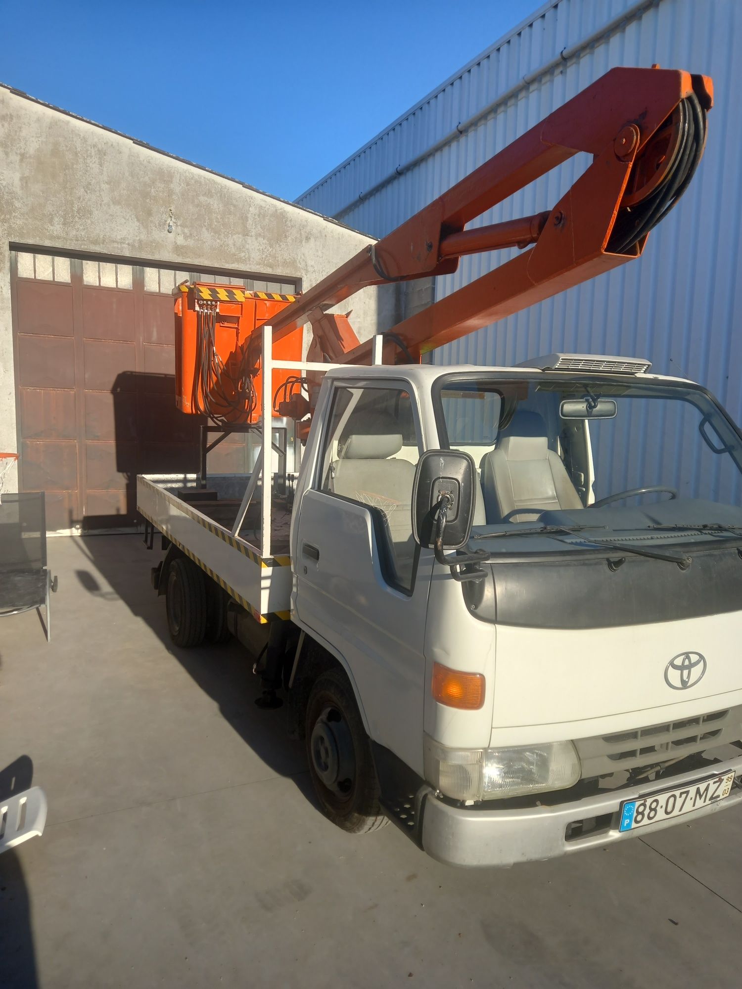 Toyota dyna 150 com barquinha