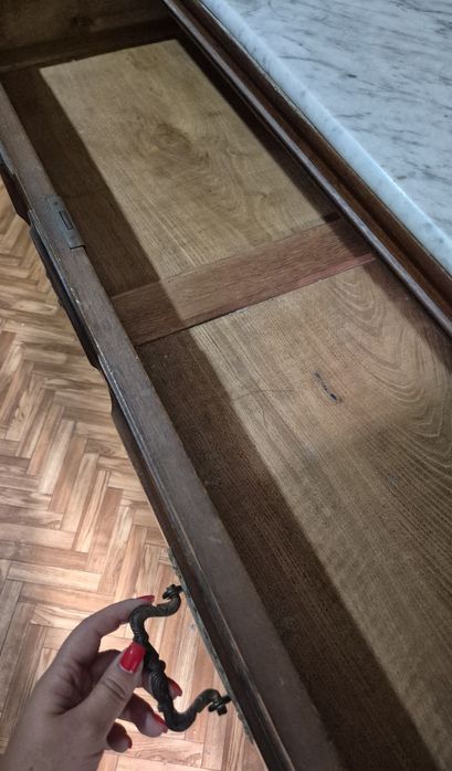 Cómoda muito antiga.