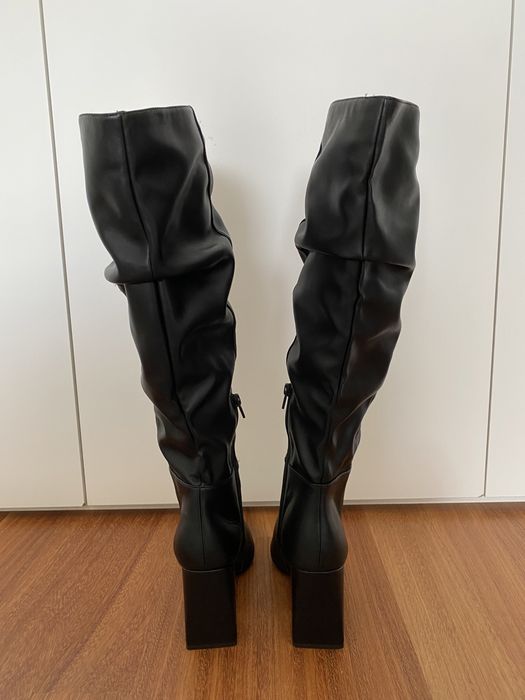 Botas knee high pretas Bershka