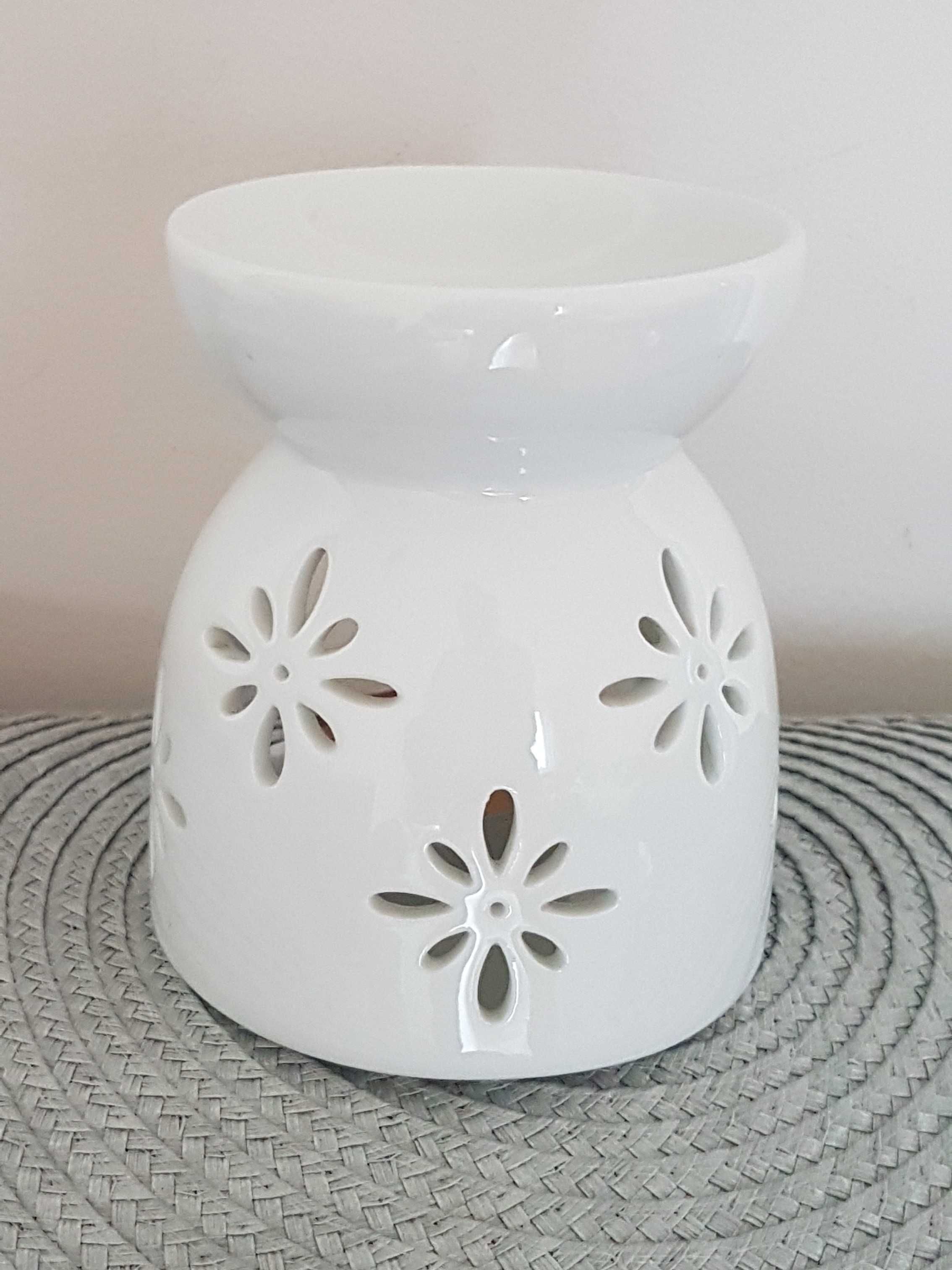 Ceramiczny kominek na olejek zapachowy.