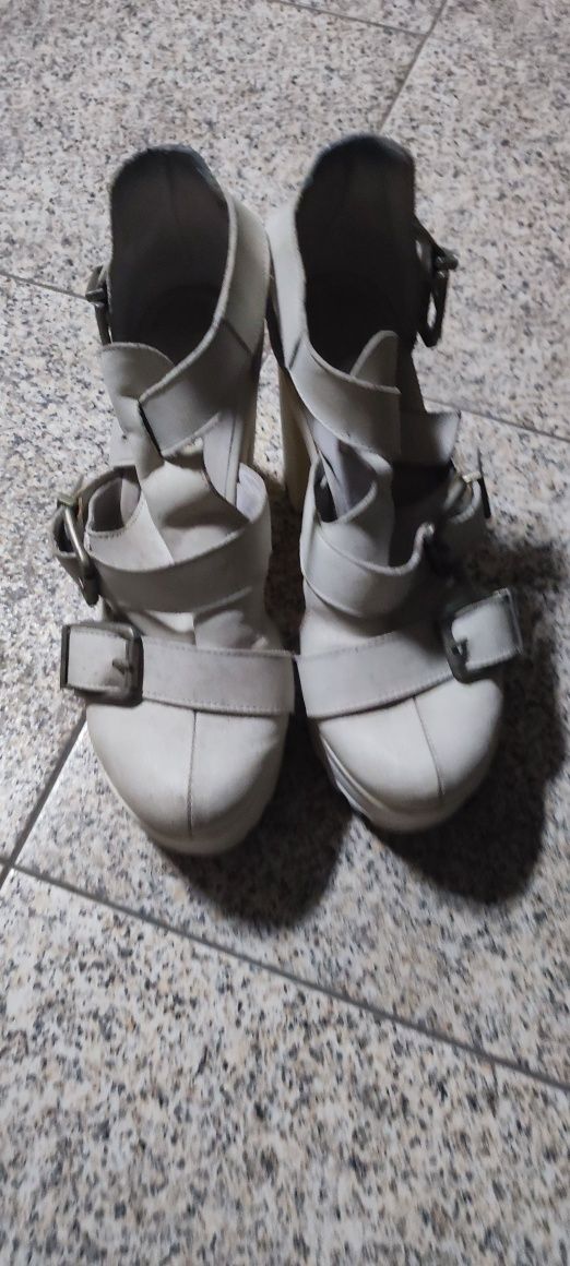 Sapato/ sandália