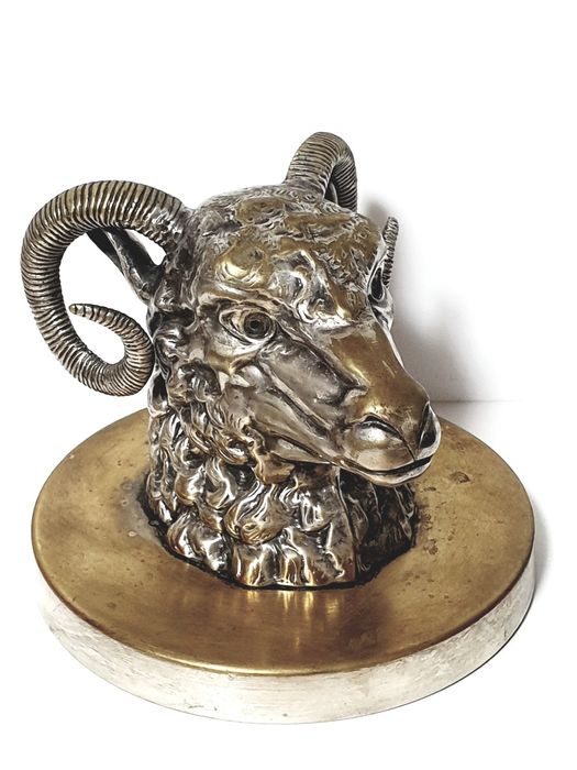Rara antiga escultura de cabeça de bode com banho em prata