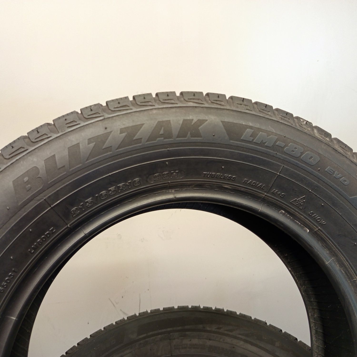 215/65R16 Bridgestone Blizak LM-80 Evo