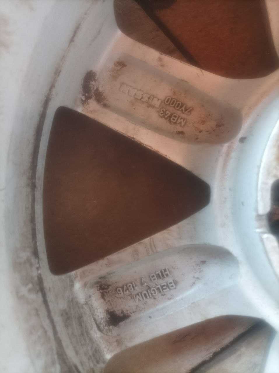 Титановий диск без пошкоджень з зимовою гумою Bridgestone225/55R17 97Q