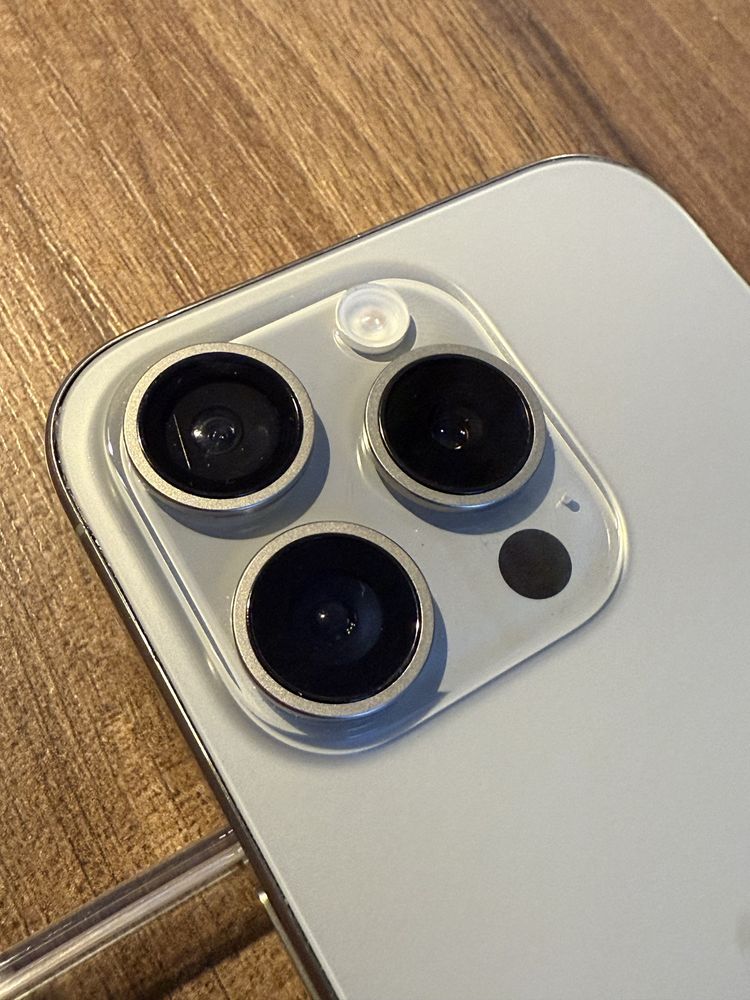 Iphone 15 pro jak nowy