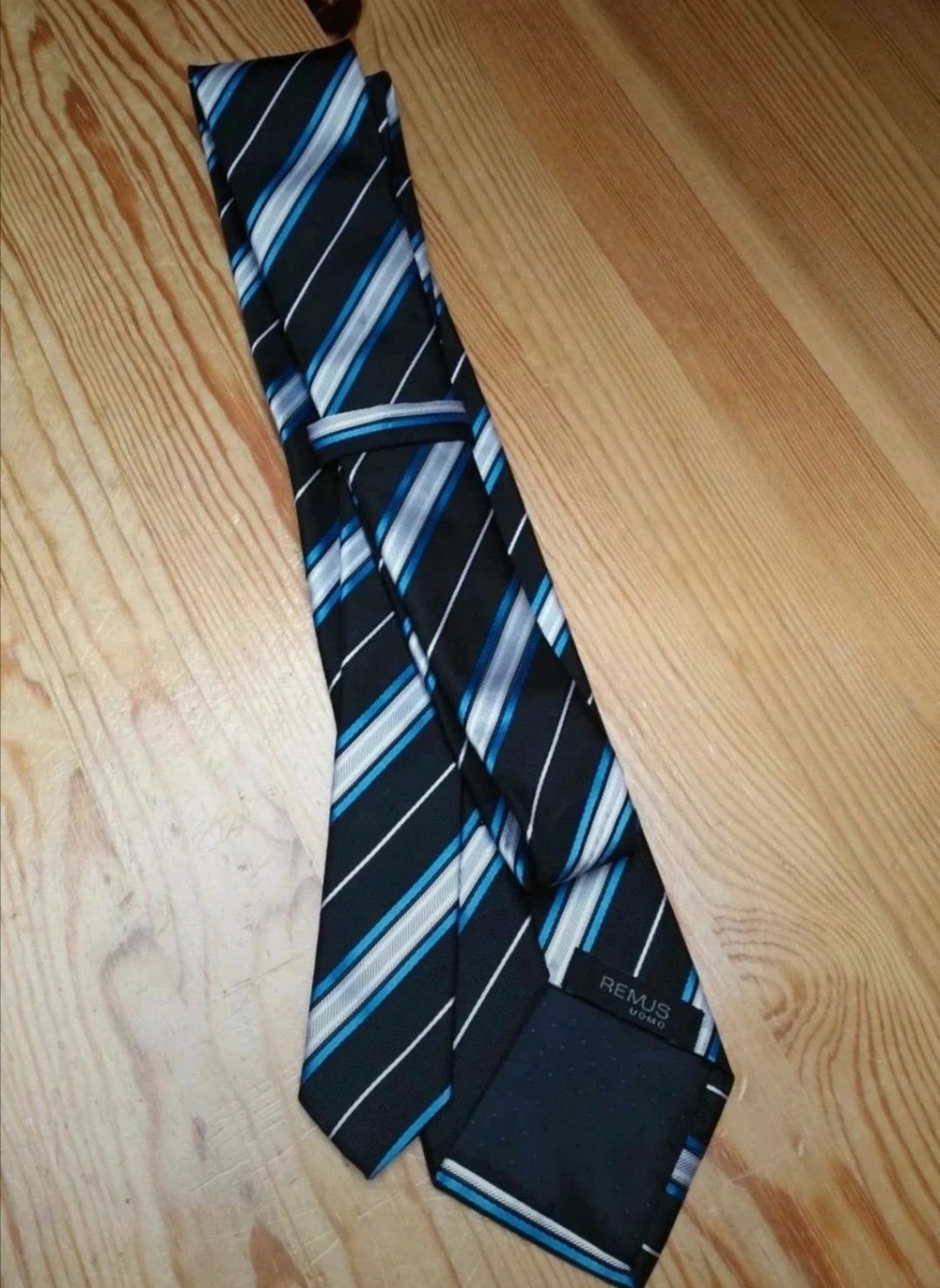 czarny krawat w paski