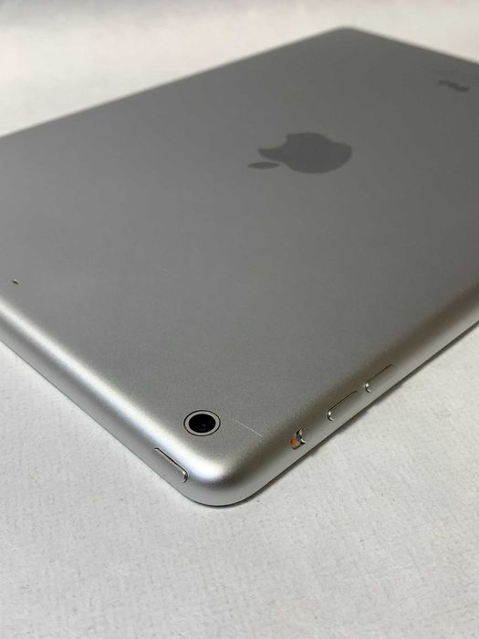 Планшет Apple iPad Air Wi-Fi 128GB White