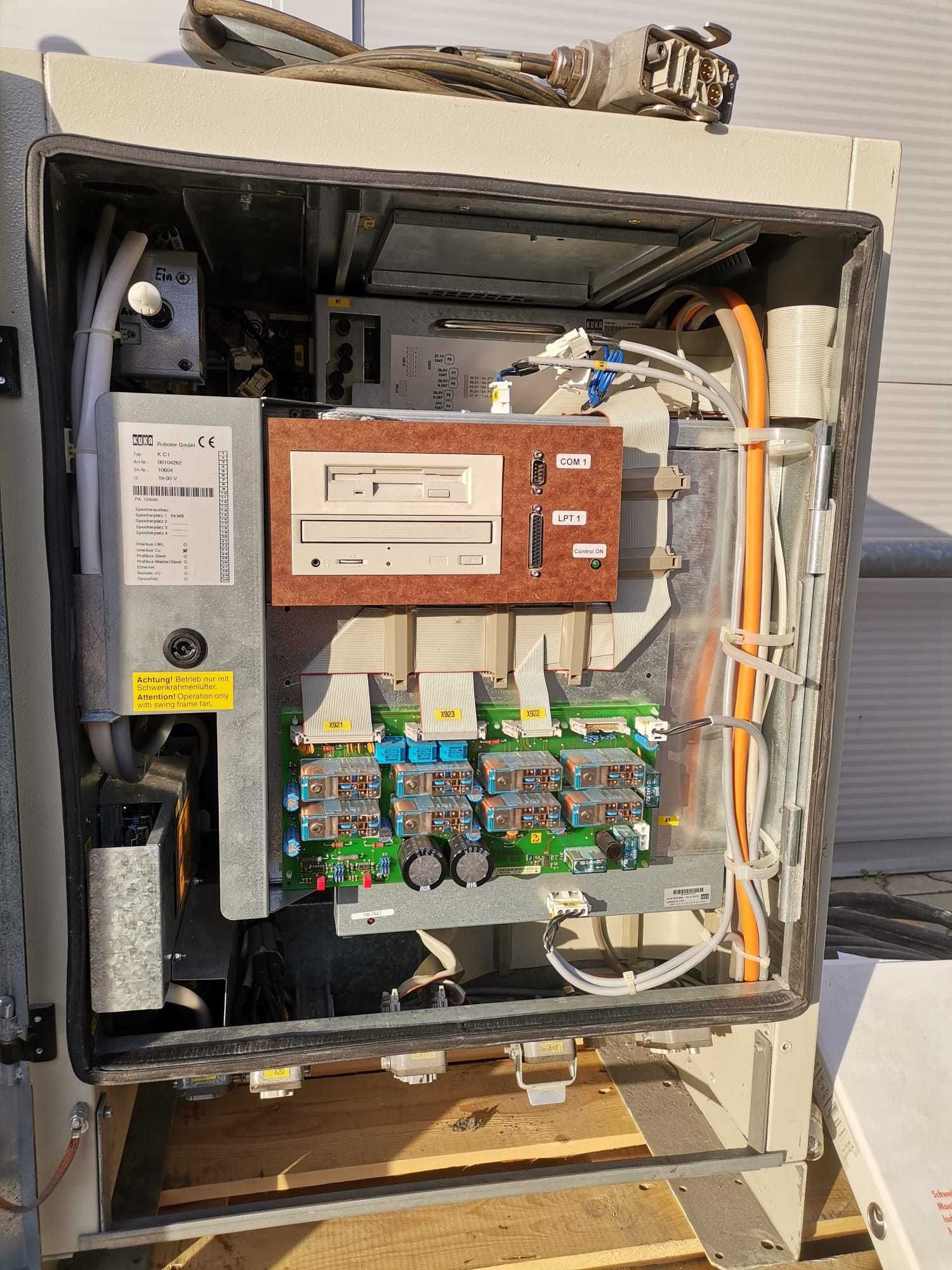 Ramię robotyczne KUKA KR30 szafa KRC1 panel operatora okablowanie ABB