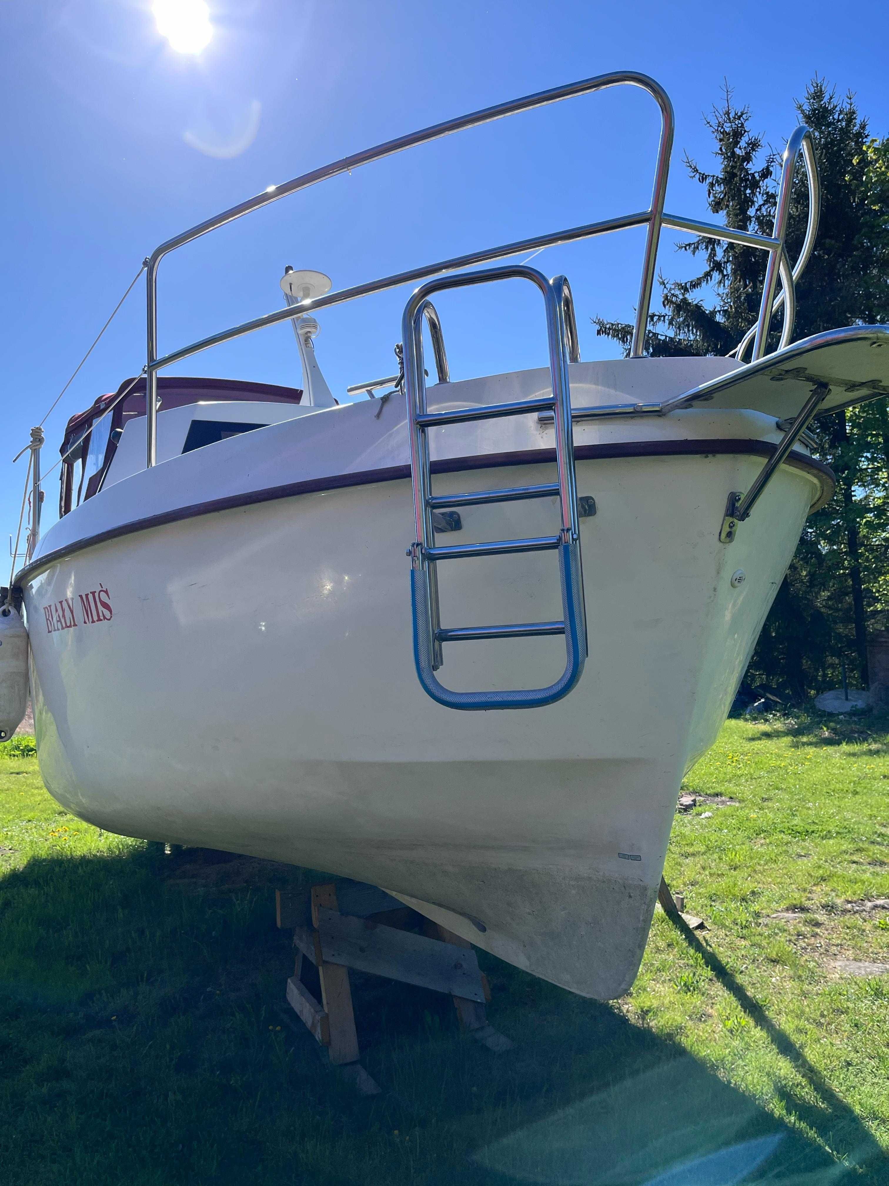 Wynajem czarter jachtu motorowego Mazury Ryn