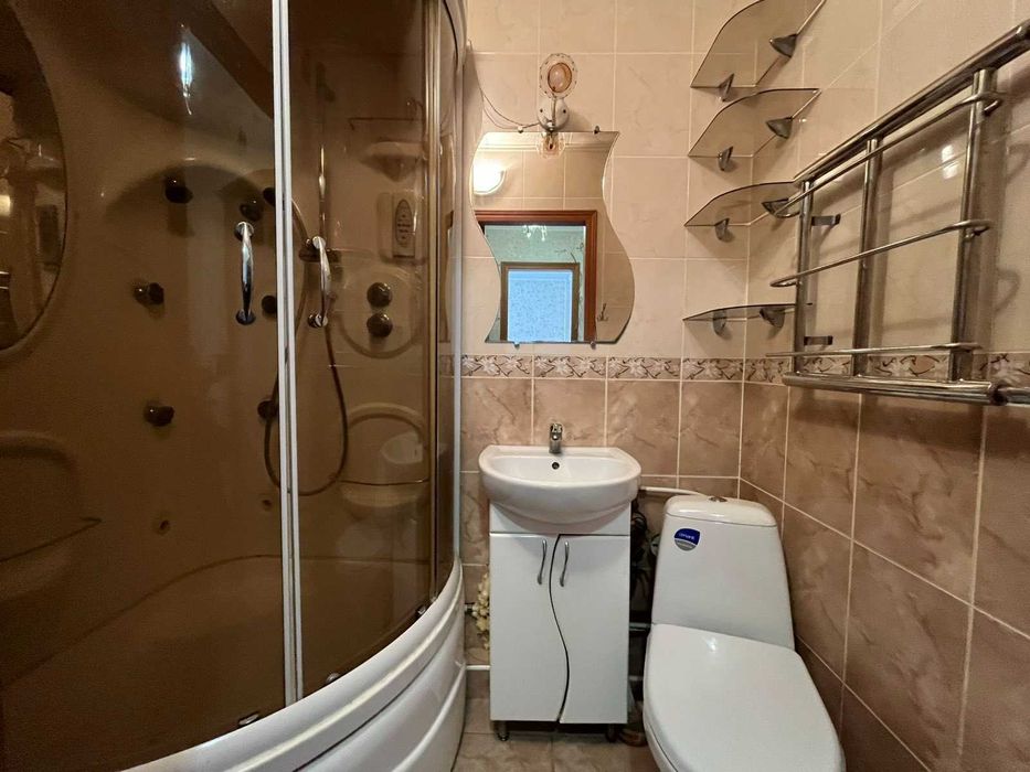 Супер квартира, низ ринку - Виставка, середній поверх, Хороша ціна