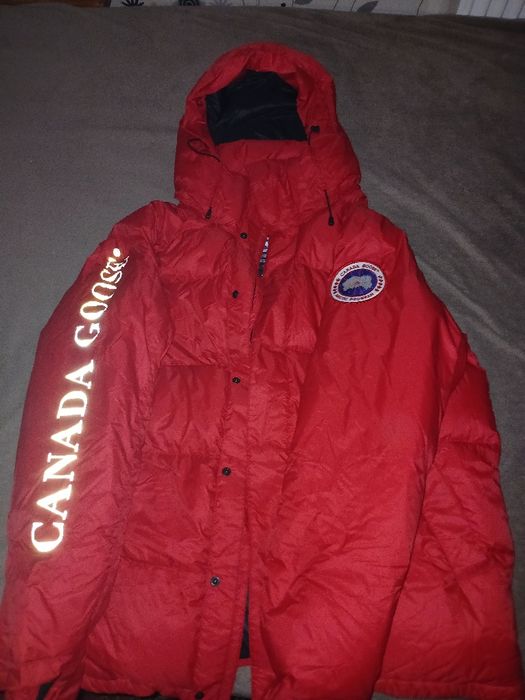 куртка червоного кольору у ромірі