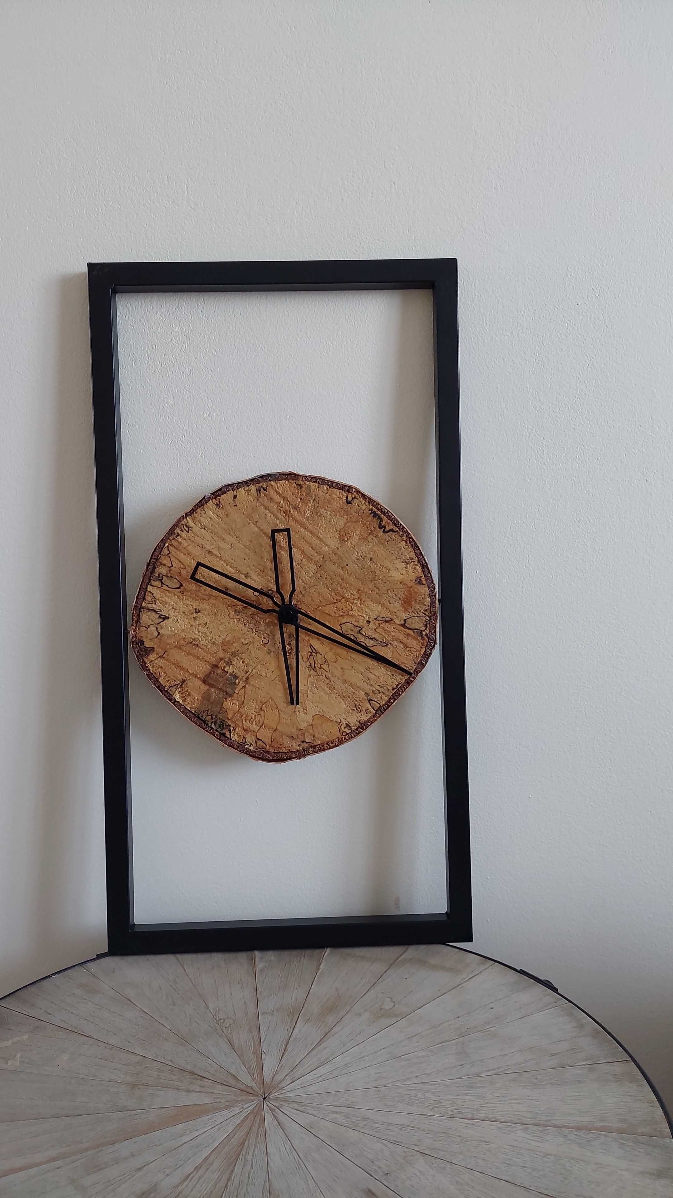 Zegar drewniany, w czarnej metalowej ramie. Ręcznie robiony.