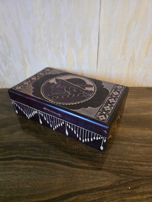 Ręcznie rzeźbiona drewniana szkatułka Zakopane