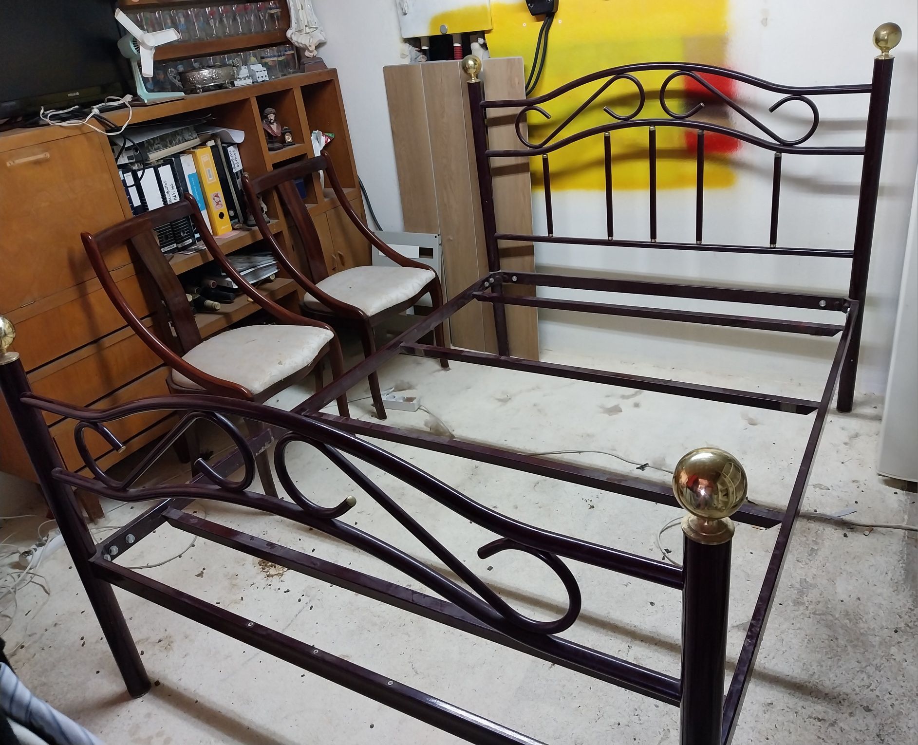 Cama de casal completa.
