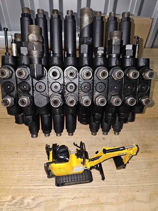 Продам  б/у розподільник  до JCB  8030
