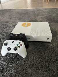 Konsola Xbox One S z dwoma padami i grami