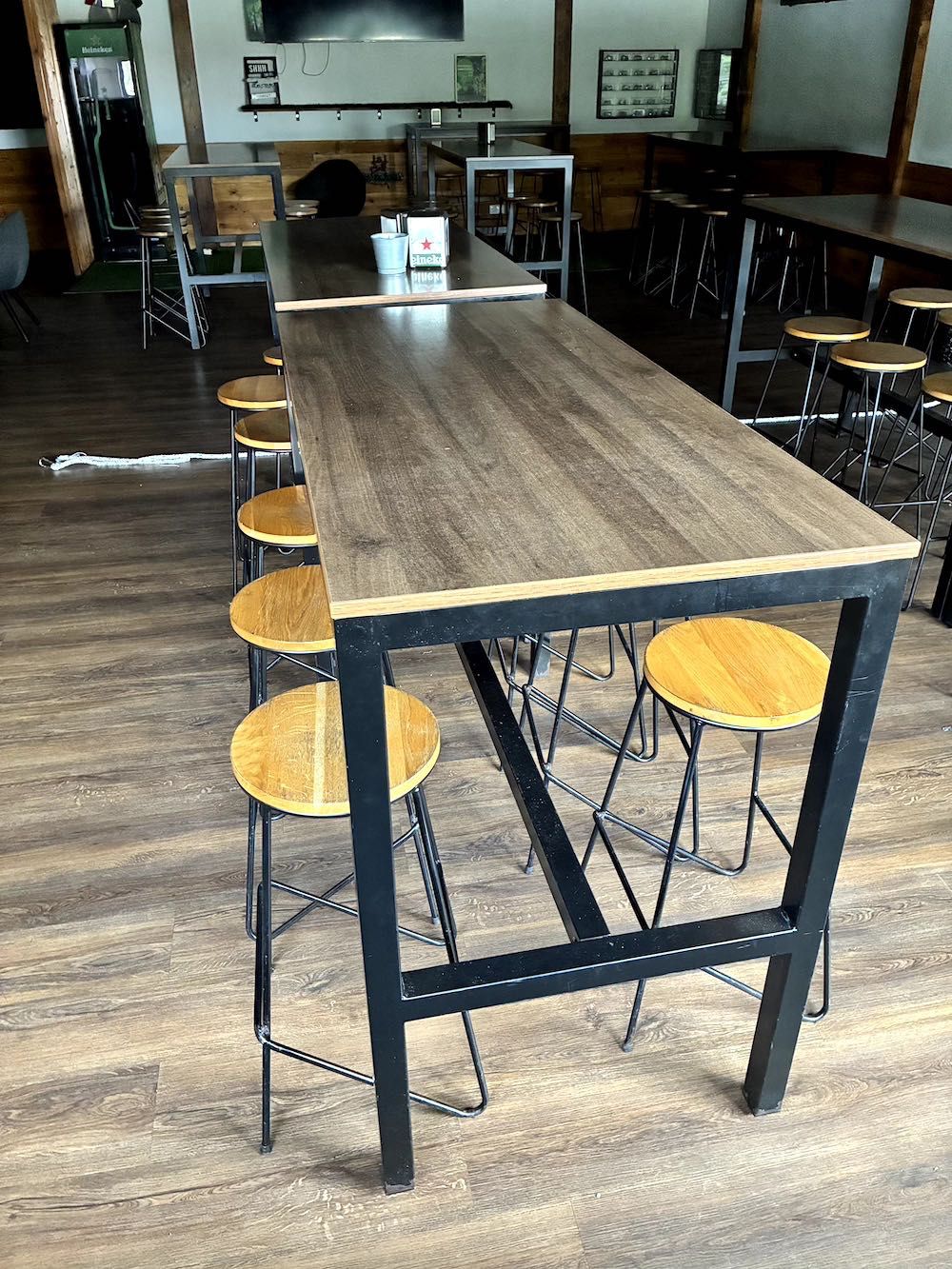 Mesa alta de madeira e metal com 6 bancos