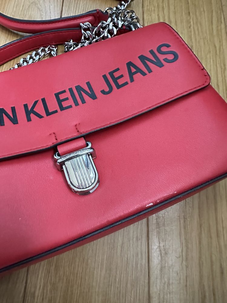 Czerwona torebka calvin klein jeans ck na pasku
