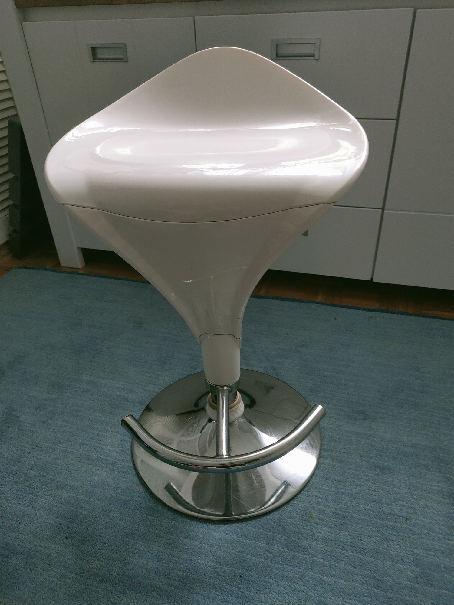 Taboret barowy biały