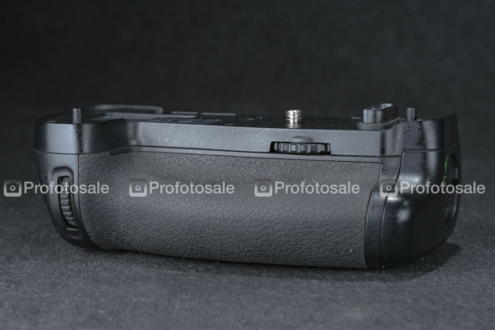 Батарейний блок (бустер) Nikon MB-D16 для Nikon D750