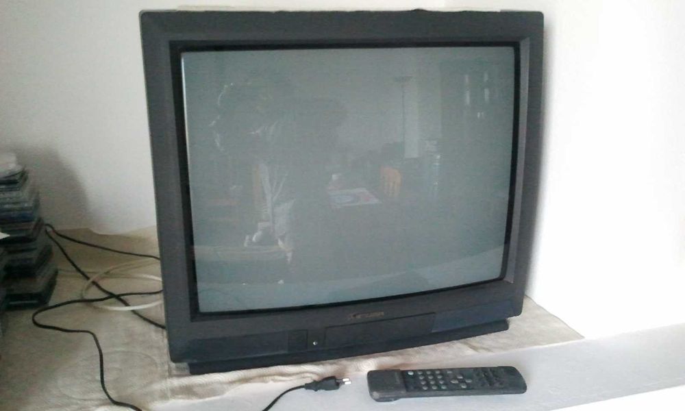 TV Mitsubishi a cores, 24" funcional.