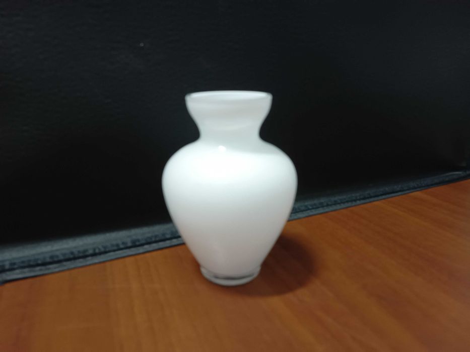 Biały wazon Tarnowiec wazonik szkło z PRL