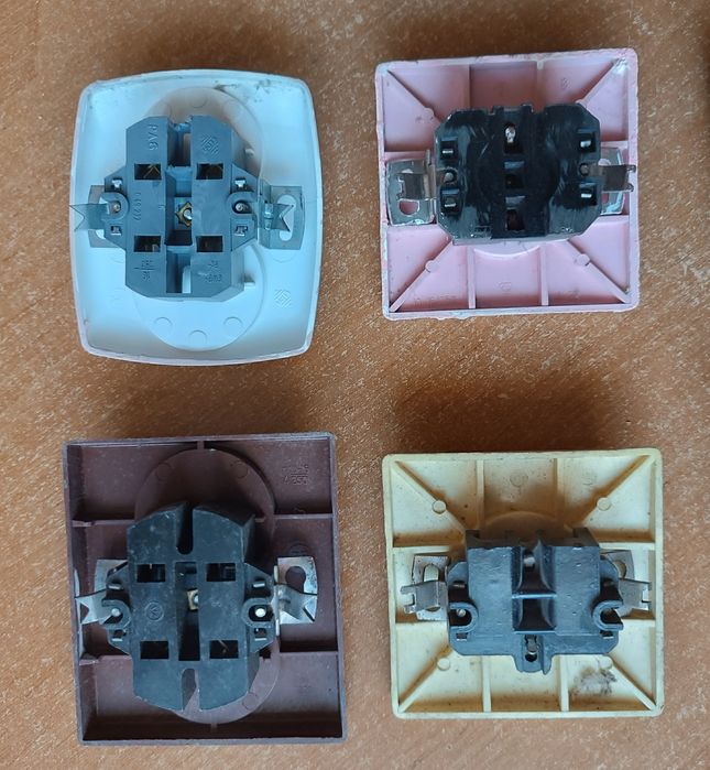 Cztery gniazdka + dwa przełączniki